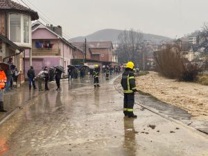 Dramatične scene u Novom Pazaru: Bujica nosi auto, izlile se rijeke VIDEO