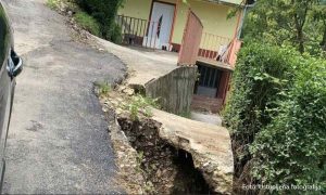 Mještani banjalučkog naselja zabrinuti: Dok nadležni snimaju teren, kuća i dalje visi zbog odrona