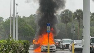 Dok je mama krala u radnji, automobil sa dvoje djece zahvatio požar: Mališane spasili prolaznici
