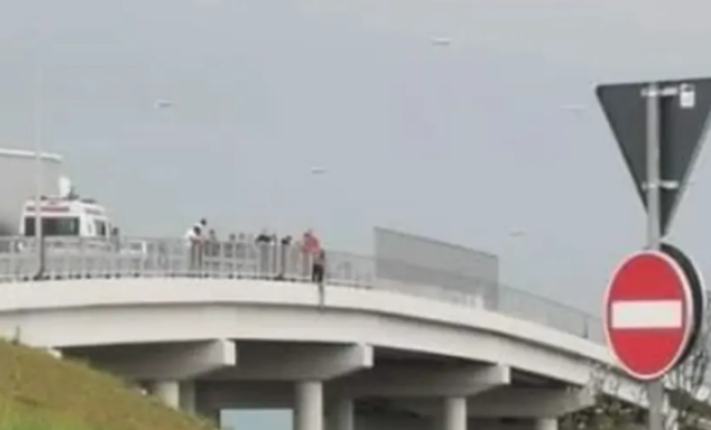 Vatrogasci pokušavaju spriječiti tragediju: Muškarac prijeti da će skočiti s mosta VIDEO