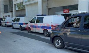 Zgrada “okupirana”: Parkirana Sudska policija na KCUS-u VIDEO