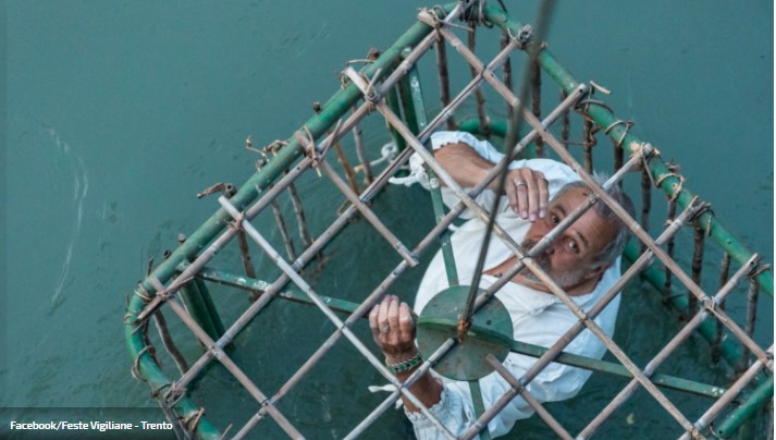 Osvježavajuće “zakucavanje”: Potapanje “neposlušnog” političara u hladnu rijeku VIDEO