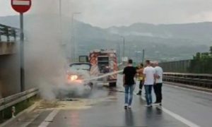 Srećom nema povrijeđenih: Zapalio se automobil na autoputu VIDEO
