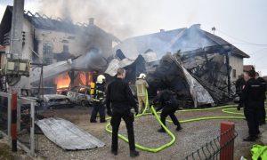Izgorio objekat i devet vozila: Ovo je uzrok požara u automehaničarskoj radionici FOTO