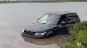 Nesvakidašnja saobraćajna nezgoda: Range Rover zaglavljen u poplavljenoj livadi VIDEO