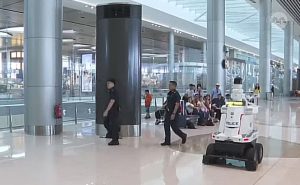 Čudo tehnologije u Singapuru: Roboti policajci u akciji na aerodromu VIDEO