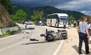 Težak sudar – obustavljen saobraćaj: Suvozač na motociklu teže povrijeđen