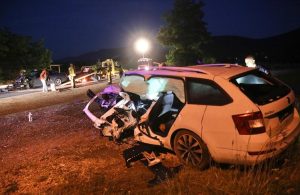 Teška saobraćajna nesreća, poginule dvije osobe. Automobili potpuno smrskani