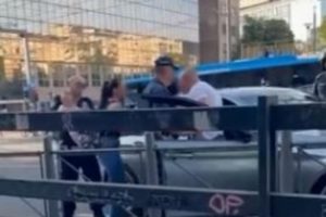Brutalno nasilje: Muškarac tuče ženu i dijete, policija brzo reagovala VIDEO