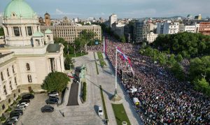 Poslije obraćanja ispred Skupštine: Učesnici protesta “Srbija protiv nasilja” krenuli u šetnju