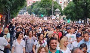 Završen protest u Beogradu: Demonstranti okružili sjedište predsjednika Srbije VIDEO