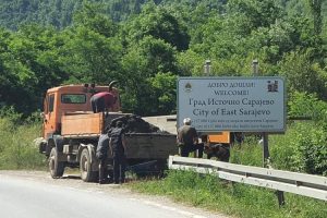 Zbog table na ulazu u Istočno Sarajevo: Karićeva prijeti prijavom Ćosiću FOTO