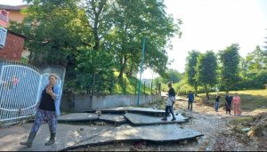 U Teočaku proglašeno stanje prirodne nesreće: Voda nosila automobile i betonske potporne zidove
