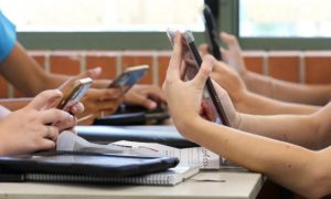 Direktor banjalučke škole predlaže: Apsolutna zabrana korištenja mobilnih telefona u školi