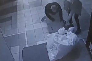 Snimak stravične pljačke u tržnom centru: Napali čuvara pištoljem, oborili na pod, tukli i uzeli džak s parama VIDEO