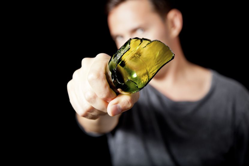 Užasno nasilje u porodici: Pijan pretukao oca i majku, pa staklenom flašom udario sestru