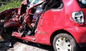Teška saobraćajka: Auto smrskan nakon sudara sa kamionom FOTO