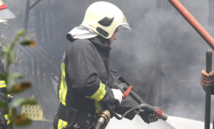 Kratak spoj na elektroinstalacijama: Požar u skladišnoj hali firme u Laktašima
