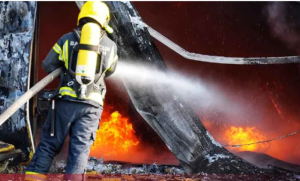 Povrijeđena dva vatrogasca: Požar još bukti