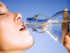Zaboravite na pravilo “dva litra”: Evo koliko vode treba piti u toku jednog dana