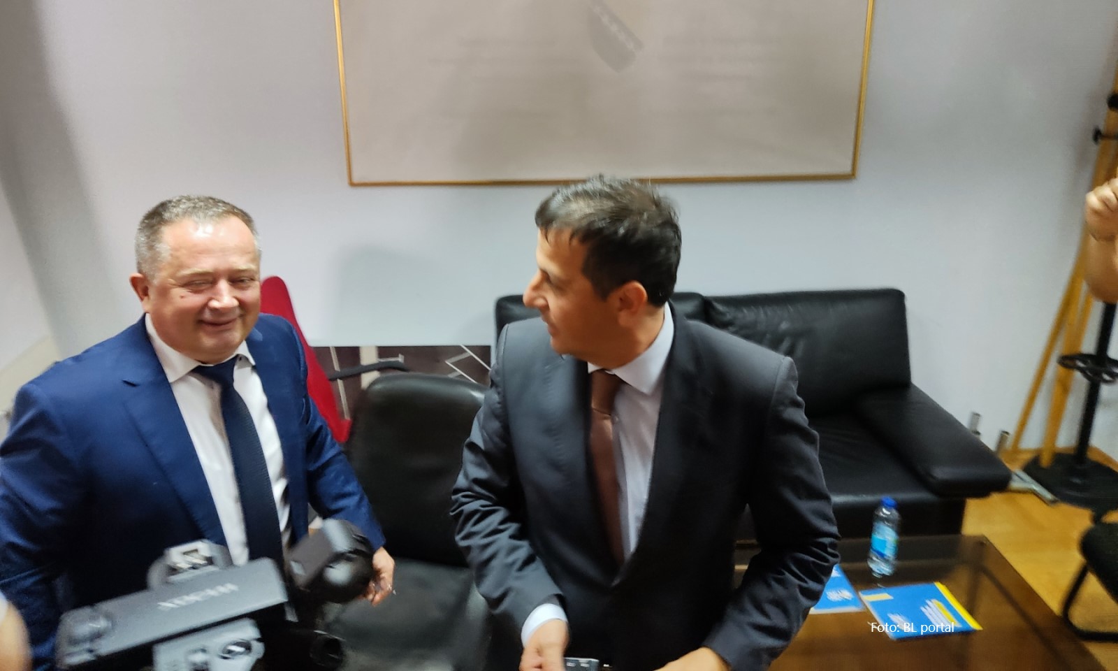 I poslanik-novinar na primopredaji u UIO: Vukanović i Džakula ovjekovječili susret