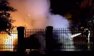 Vatra uznemirila komšije! Odborniku zapaljen automobil ispred porodične kuće VIDEO