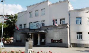 Vraćena nakon festivala: Na Narodno pozorište ponovo stavljena zastava Srpske