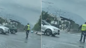 Desilo se u BiH! Žena zaustavila auto na raskrsnici i raspravljala se sa policajcem