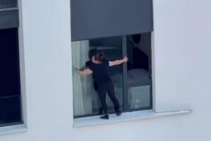 Ko se boji visine? Pogledajte kako žena pere prozore na 11. spratu VIDEO