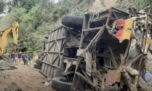 Najmanje 29 osoba izgubilo život: Autobus sletio sa puta i pao u provaliju