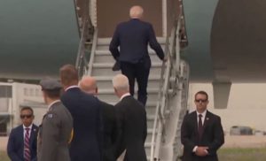 Stepenice kao veliki problem: Bajden se ponovo sapleo dok je ulazio u avion VIDEO