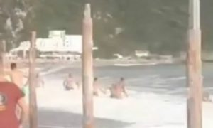 Nije mario za crvenu zastavicu na plaži: Tragedija u Crnoj Gori jedva izbjegnuta VIDEO