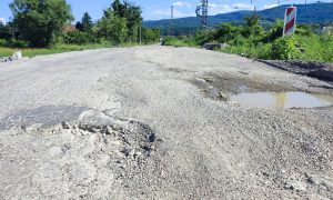 Mještani Debeljaka ogorčeni: Glavna saobraćajnica u katastrofalnom stanju FOTO