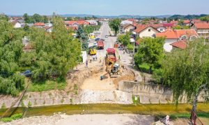 Mještani Derviša nezadovoljni: Zbog izgradnje mosta vozila saobraćaju kroz njihova dvorišta