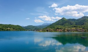 Nestao pod vodom: Muškarac se utopio u Jablaničkom jezeru
