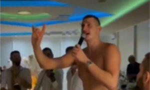Jokić pokazao vokalne sposobnosti: Skinuo majicu i zapjevao VIDEO