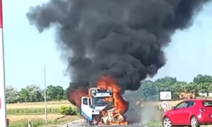 Buktinja nasred puta! Kamion u potpunosti izgorio, kuljao crni gusti dim VIDEO