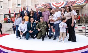 Boravio u Tirani: Klinton na najveći američki praznik otišao u Albaniju FOTO