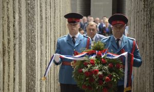 Sjećanje na stradale: Zvaničnici Srpske i Srbije položili vijence na memorijalni zid