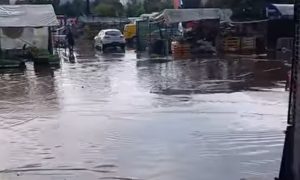 Ko želi da pazari, neka obuje gumene čizme: Pijaca u Banjaluci pod vodom VIDEO