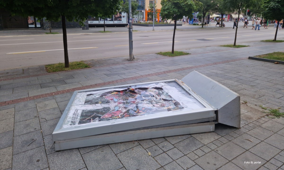 Posljedice nevremena još u centru Banjaluke: Reklamni stub nasred trotoara
