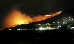 Borba sa vatrom trajala cijelu noć: Vatrogasci u Dubrovniku čekaju kanadere VIDEO