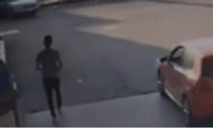 Automobil “nestao” sa pumpe na Palama: Vozilo prešlo ulicu i sletjelo u jarak VIDEO