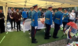 Srbi i Grci poslali posljednje poruke: Uz himnu “Bože pravde” sahranjen Đorđe Mihailović