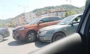 Saobraćaj otežan: Sudar u kružnom toku kod Nešković pumpe na Starčevici FOTO