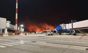 Plamen opkolio aerodrom na Siciliji: Na ostrvu prijavljeno više od 40 požara VIDEO