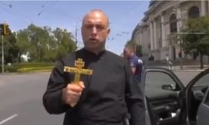 Neočekivani “poklon”: Bugarski pravoslavni sveštenik bacio anatemu na Zelenskog VIDEO