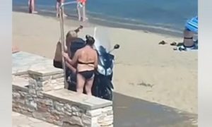 Skuterom pod tuš: Bračni par iznenadio sve na plaži u Hrvatskoj VIDEO