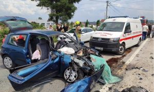 Četiri osobe teško povrijeđene: U sudaru učestvovala dva automobila i radna mašina FOTO