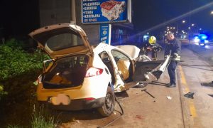 Tri nezgode za jednu noć u Banjaluci: Automobil sletio na obalu Vrbasa FOTO